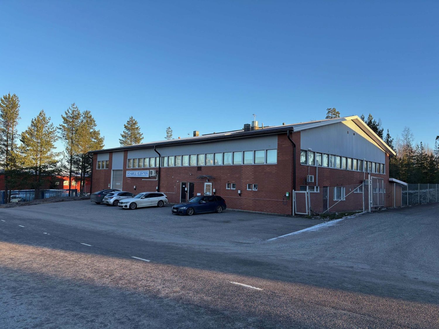 Myydään hyväkuntoinen ja toimiva, vuonna 1989 rakennettu, varasto-/tuotantorakennus, omalla, aidatulla 3500m2 tontilla, Keravan Myllynummella. Rakennuksen kokonaispinta-ala on 851m2, josta 688m2 on maantason, osittain n. 4,5m korkeaa tilaa ja 163m2, 2 krs toimistoa/neuvottelutiloja ja katutason tuot...