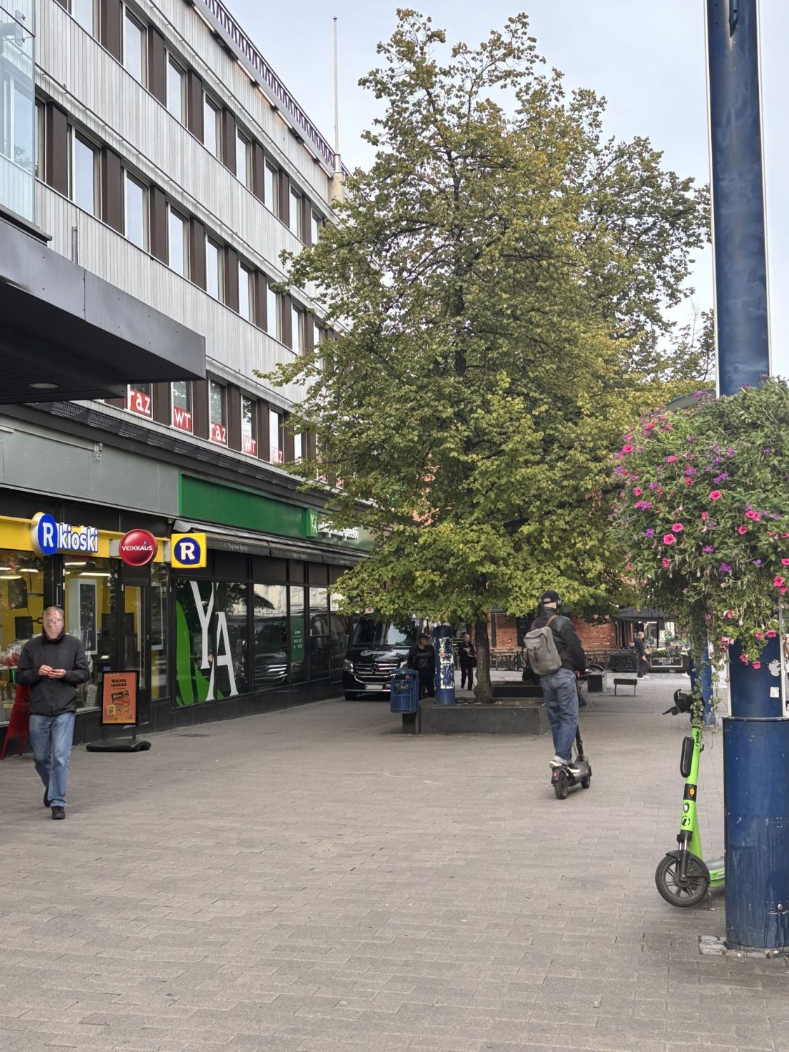 Vanha R-Kioskin liiketila, vastapäätä Ravintola Revolutionia