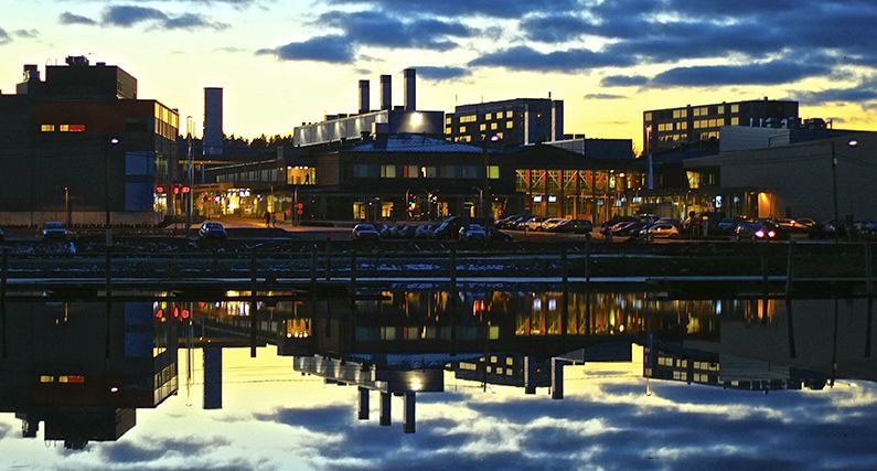 Porvoon Taidetehtaalla toimistotila / myymälätila vapaana. Tilassa toiminut aiemmin pankki. Toimisto on kauppakadulla ja tila muodostuu Avotoimistosta, neukkareista sekä sosiaali- ja varastotilasta Erinomainen sijainti kauppakadulla. Mahdollista vuokrata autopaikkoja parkkihallista. Ei sovellu kahvi...