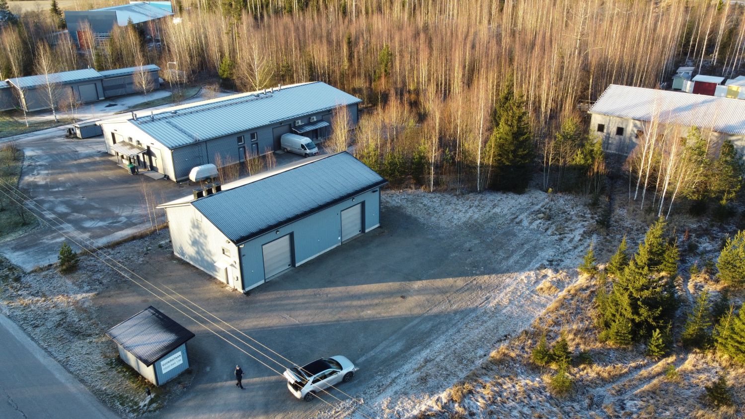 Hyväkuntoinen siisti tuotanto/varastohalli Syväojan pienteollisuus/varastohalli alueella. Kiinteistö on yhtenäinen hallitila, joka on nyt jaettu väliseinällä kahdeksi erilliseksi tilaksi.  Kaksi nosto-ovea (3,5 x 4 m). Lämmitys  on harvinainen maalämpö. Tilaan on rakennettu 20 m2 parvi. Koneellinen ...