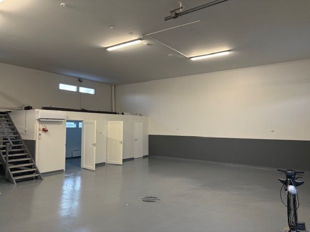 Tuusulassa Kelatien teollisuusalueella 145m2 halli. Halliin rakennettu lisäksi tilava parvi. Hallissa lattiakaivo, voimavirta, vesipiste, erillinen toimistohuone/keittiö. Vapautuu 1.1.2026. Lisätiedot.Sampo Ylikulju 040 354 1771sampo.ylikulju@kiinteistotahkola.fi