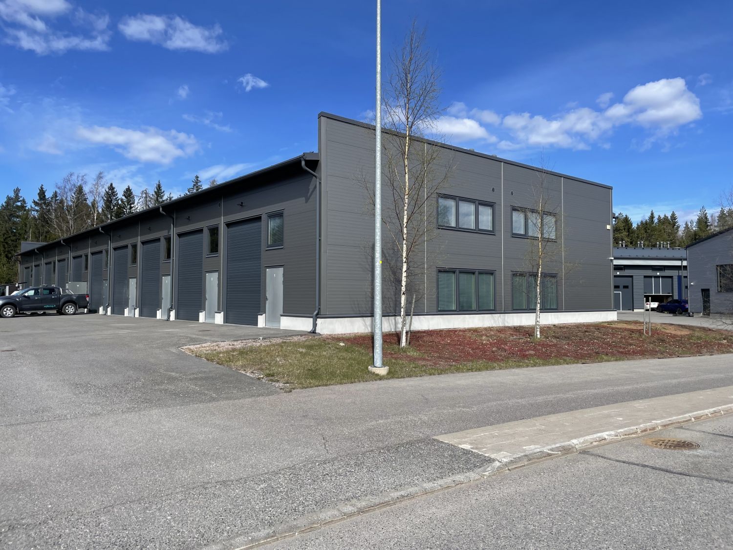 Työ- tuotanto, varastotila. Hyvien liikenneyhteyksien varresta Kirkkonummella.
