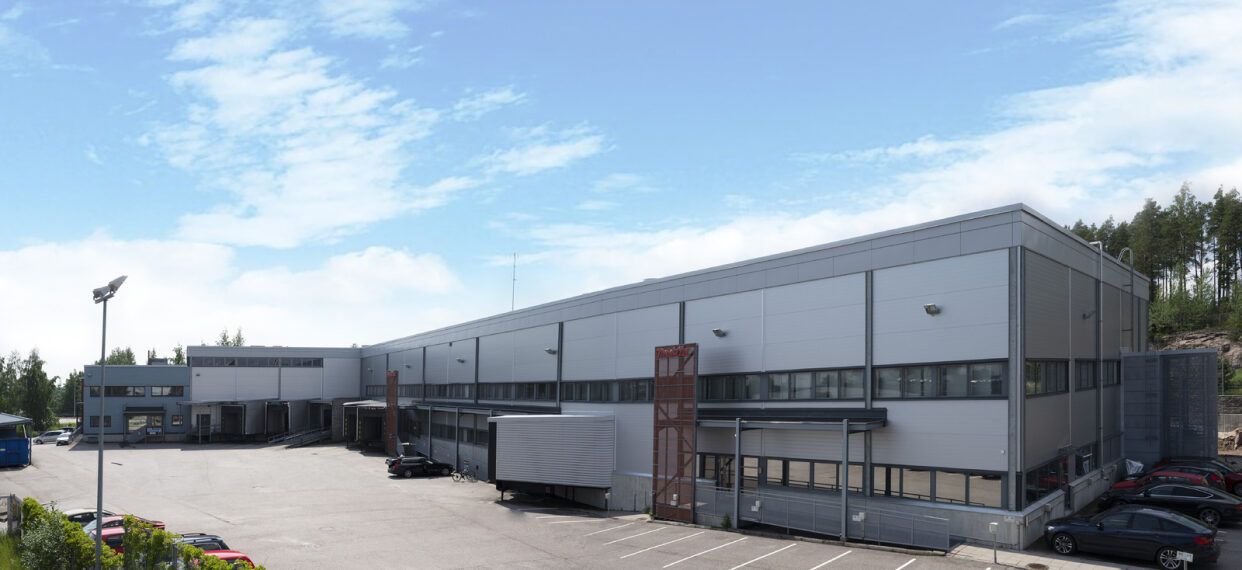 Vuokrattavissa 5230,50 m2 varasto- ja toimistotilaa kahdessa kerroksessa. Varastokiinteistössä lastaustaskuin varustetuttuja varastotiloja sekä jäähdytyksellä varustettuja toimistotiloja.Kiinteistö Aviapoliksen alueella aivan Tuusulanväylän varresta Kehä III lähettyviltä. Kohteessa on vuonna 2020 a...