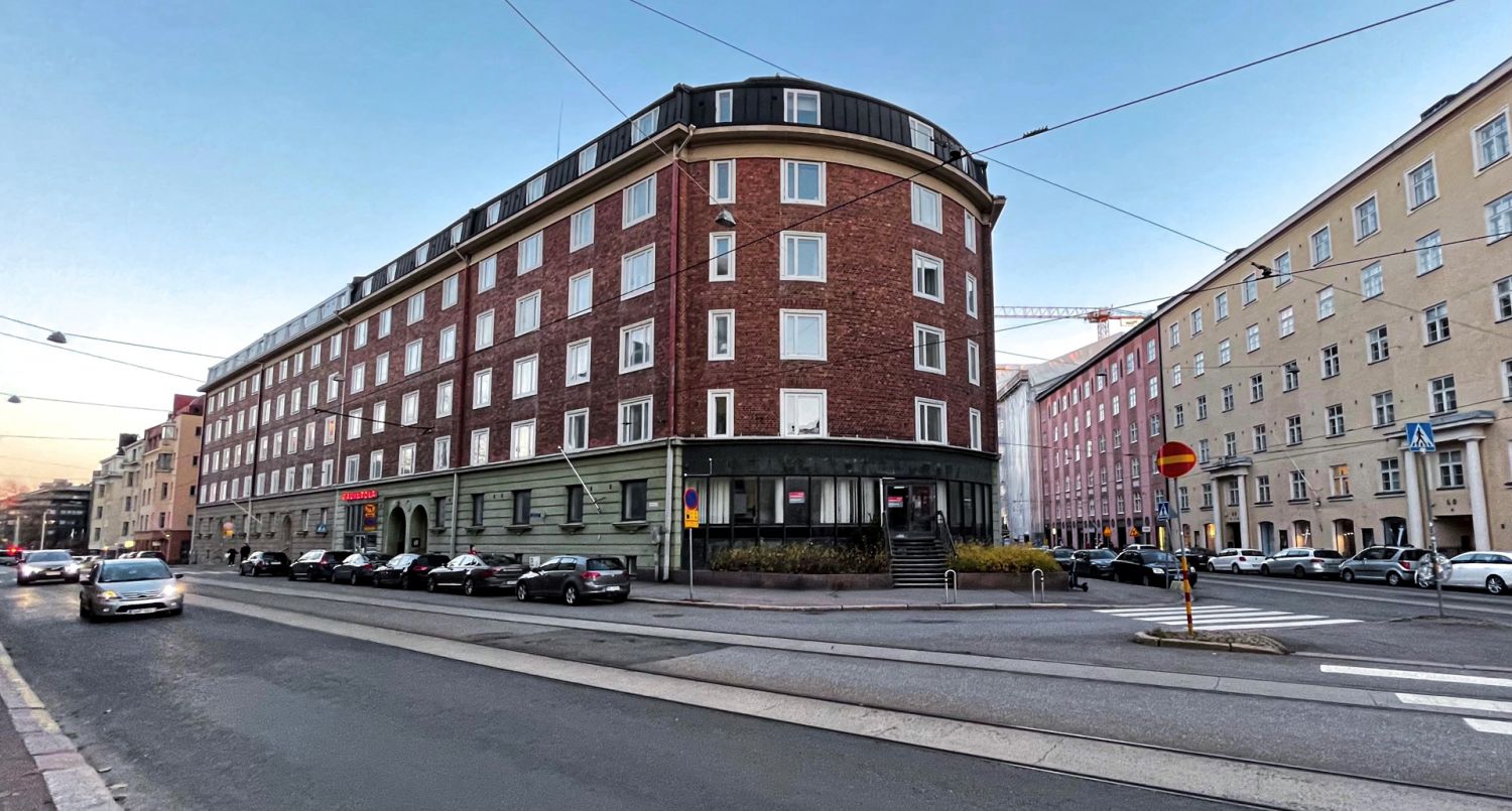 Vuokrattavana upea 141 m² katutason liiketila Etu-Töölössä, erinomaisella sijainnilla ja näkyvyydellä! Tämä monikäyttöinen tila soveltuu loistavasti liiketilaksi, showroomiksi tai moderniksi toimistoksi. Tila tarjoaa myös mahdollisuuksia esimerkiksi kahvilaksi tai viinibaariksi. Huomioithan, että ti...