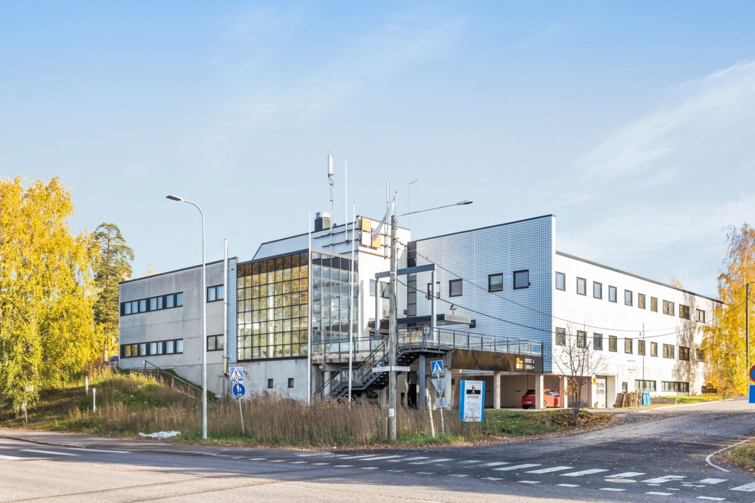 Vuokrattavana tuotanto-/varasto- ja toimistotilaa erinomaisella sijainnilla Kehä III:n varrella, maantasokerroksessa suuret nosto-ovet (n. 4 m x 4,3 m). Tilat koostuvat kahdesta erillisestä hallista, sosiaalitiloista sekä toimistotiloista 1. ja 2. kerroksessa. Suuri piha-alue (yli 2 000 m²) vuokratt...