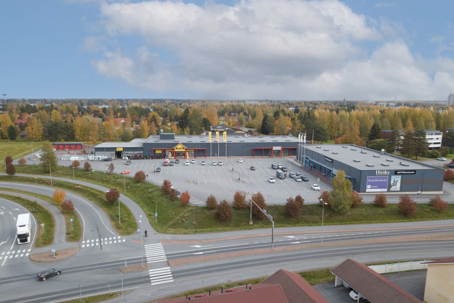 Erinomaisella sijainilla Seinäjoen Päivölänkadulla vuokrattavana n. 401 m² katutason varastotila. Tavarantoimitus onnistuu omien lastauslaitureiden kautta. Runsaasti asiakaspaikkoja.    Seinäjoki Retail Park. Hyvällä paikalla oleva moderni liiketilakiinteistö. Seinäjoki Retail Park sijaitsee Poh...