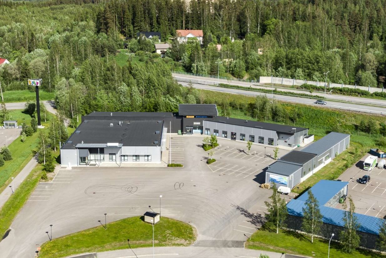 Vuokrataan liike-, varasto- ja toimistotilaksi soveltuvaa tilaa. Tilaan kuuluu omat keittiö- ja sosiaalitilat.    Jussilankatu 4 on vuonna 2004 valmistunut hyväkuntoinen teollisuus/varastorakennus, jonka kokonaispinta-ala on 2574 m². Kiinteistö sijaitsee näkyvällä ja helposti saavutettavalla paika...