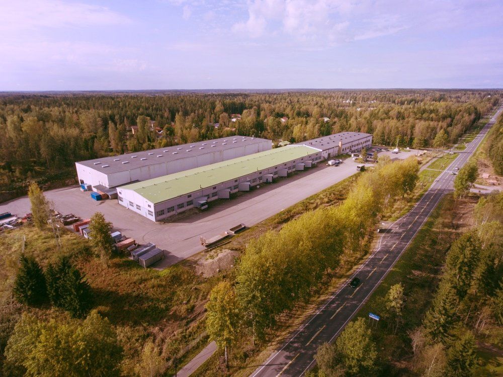 Vuokrattavissa iso 4812,5 m2 varastotila. Maantason läpivirtaava reilu 10 m korkea varastotila, jossa neljä nosto-ovea. Kolme lastaustaskua ja nostosiltojen maksimikuorma 6 000 kg. Sopii monipuolisesti varastointiin, tuotantoon sekä teollisuuteen pohjaratkaisun ansiosta. Pihatilaa rakennuksen molem...