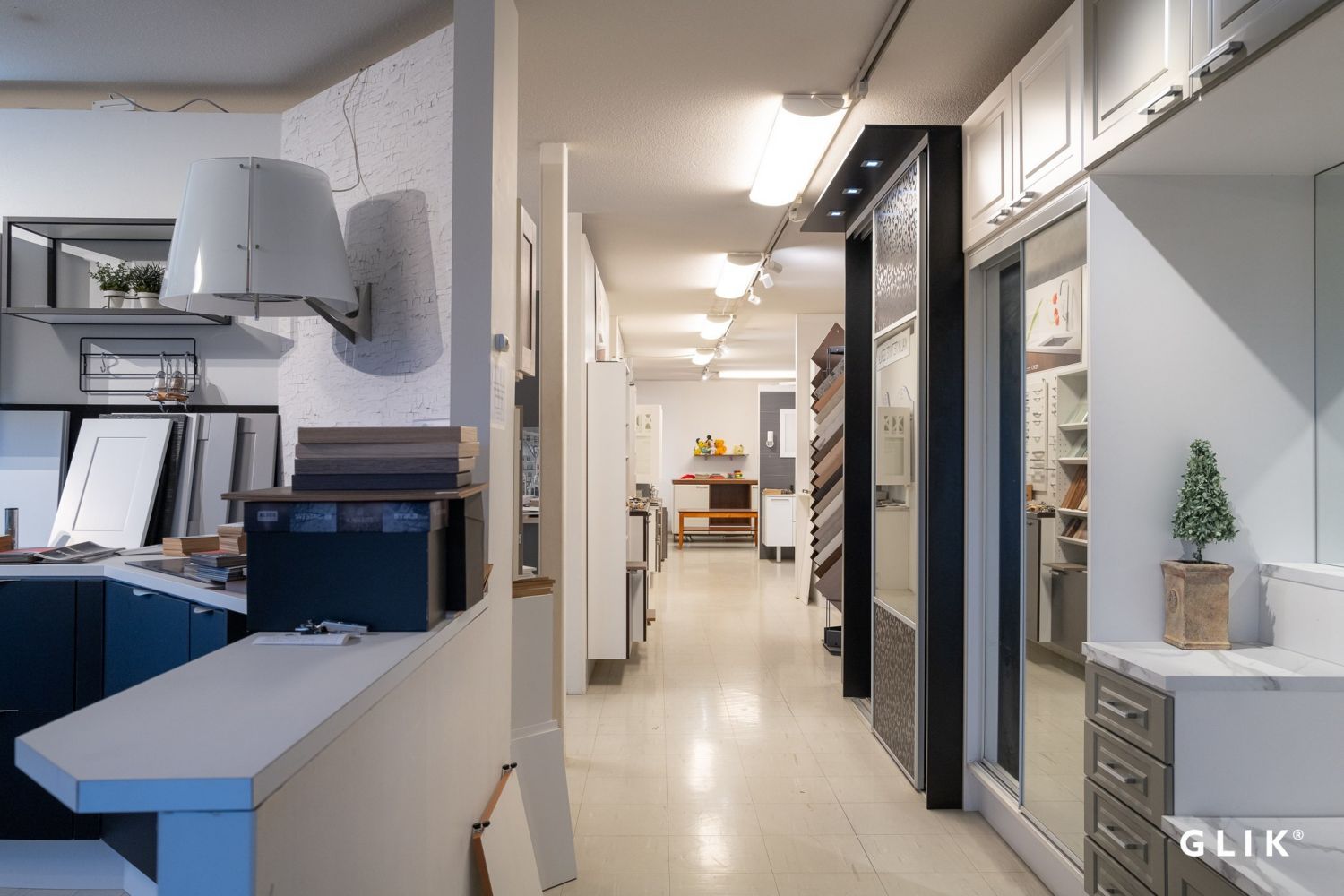 Monipuolinen tuotantotila Akaan Ruususentiellä - 1600 m² liiketoiminnan mahdollisuuksiaAkaassa, hyvien kulkuyhteyden varrella sijaitsee noin 1600 neliömetrin tuotantotila tarjoaa valmiit puitteet monenlaiselle kaupalliselle toiminnalle. Kohteessa toimii tällä hetkellä keittiökaluste liike, ja kiin...