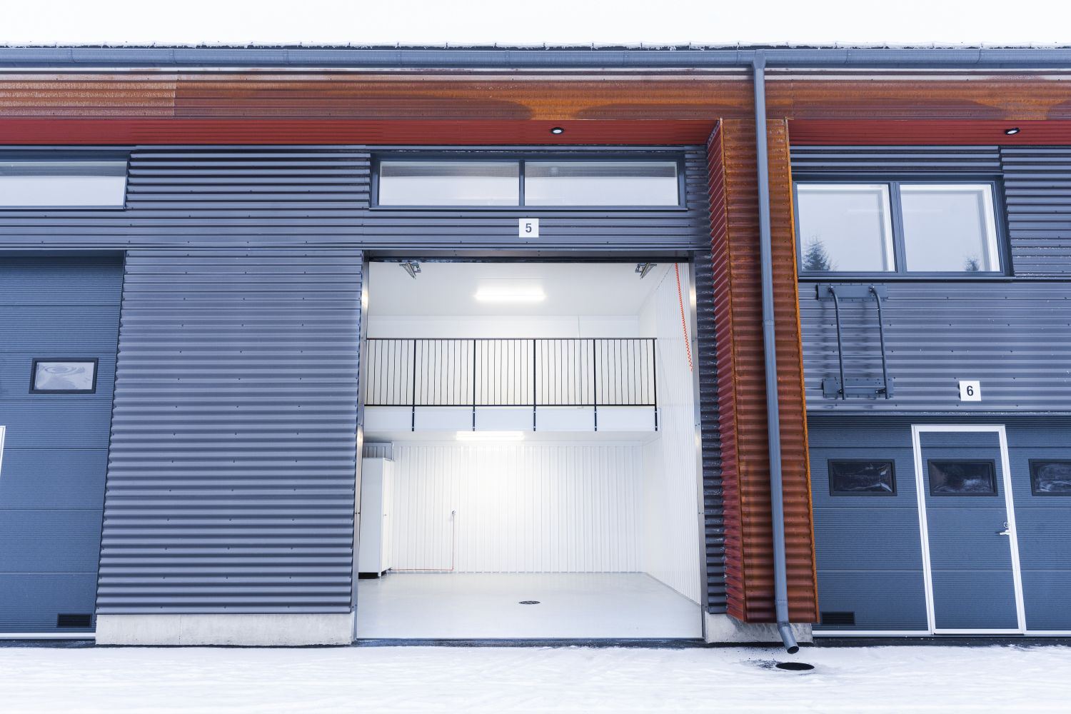 Tilakuva ulkoa sisälle päin