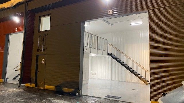 Tilakuva ulkoa sisälle päin