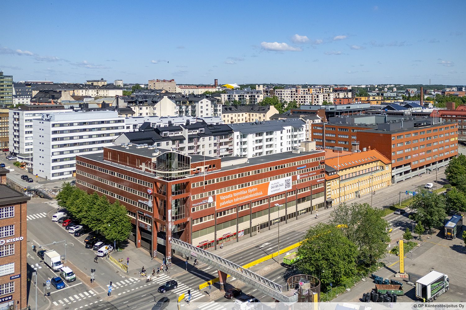 Muuttovalmis, avara ja tehokaspohjainen monitilatoimisto vuokrattavana. Kalasataman Kummeli Business Parkin palvelut ovat asiakkaiden käytettävissä. Kiinteistön erinomainen sijainti Sörnäisten ja Kalasataman keskiössä sekä kävelyetäisyys metroasemalta ja kauppakeskus REDI:stä helpottavat arjen sujuv...