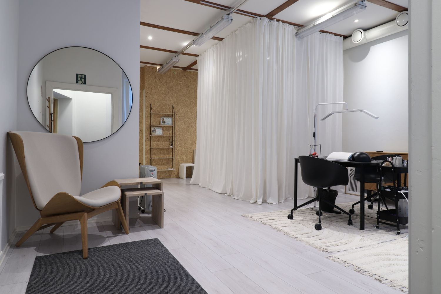 Vuokrataan hyvältä sijainnilta tyylikäs liiketila.Tila on pääosin avotilaa, lisäksi takaosassa on kaapistolla/väliseinällä jaettu takatila ja henkilökunnalle erillinen sosiaalitila sekä 2 vessaa. Tilassa on iso näyteikkuna kadulle. Sijainti keskustassa ydinkeskustan ja rautatieaseman välissä, jote...