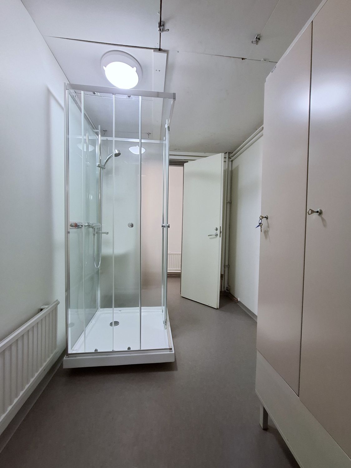 Pukuhuone/suihkutila/ perällä wc2