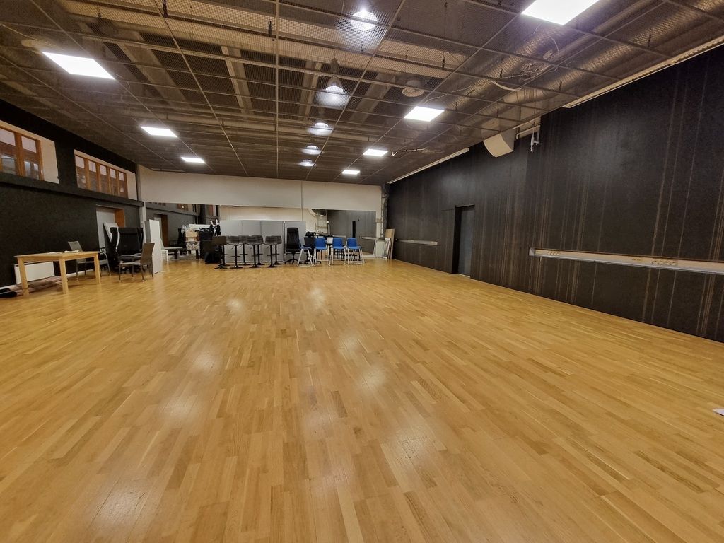 Monikäyttöistä toimitilaa Helsingin Hernesaaressa.Tämä n. 200 m² tila on ollut tanssisalin käytössä. Tilaan kuuluvat omat wc-tilat ja yhteiskäyttöiset suihkutilat löytyvät käytävältä. Huonekorkeus on noin 6 metriä. Tila soveltuu liikuntakäyttöön, mutta kovaa meteliä tuottava toiminta ei käy. Hen...