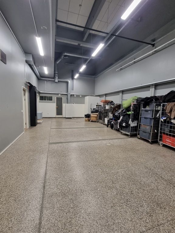 Monikäyttöistä toimitilaa Helsingin Hernesaaressa.Tämä n. 90 m² toimitila on ollut varastokäytössä. Se soveltuu myös liikuntakäyttöön. Tilassa on omat wc-tilat, suihku on mahdollista rakentaa. Tilassa on korkea huonekorkeus.Henry Fordin katu 6 eli Henry Fordin talo sijaitsee aivan ydinkeskustan ...