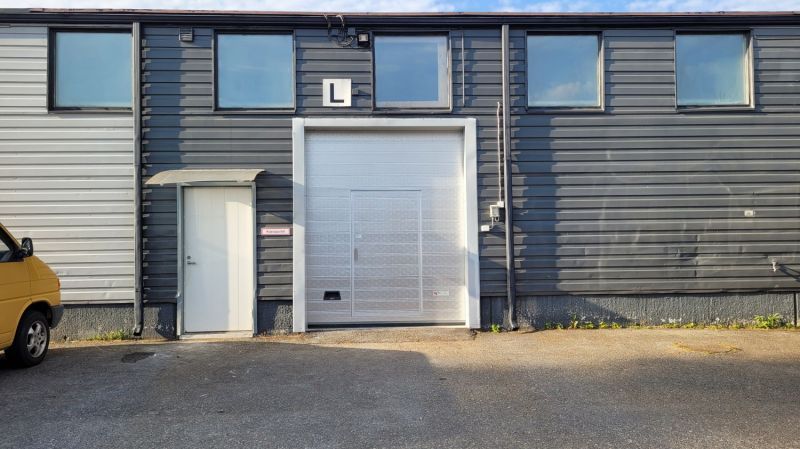 Nosto-ovi, leveys 2,59m ja korkeus 2,90m