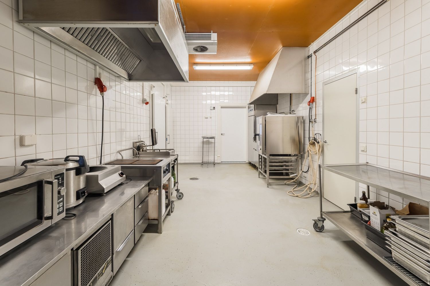 Tervetuloa tutustumaan selkeään ja toimivaan tuotantotilakokonaisuuteen, joka soveltuu erityisesti elintarvike- tai muuhun vaativaan tuotantokäyttöön.Yksikerroksinen, noin 142 m²:n laajuinen tila koostuu asiakaspalvelutilasta, keittiöstä, useasta elintarviketuotantotilasta sekä yhteensä neljästä k...