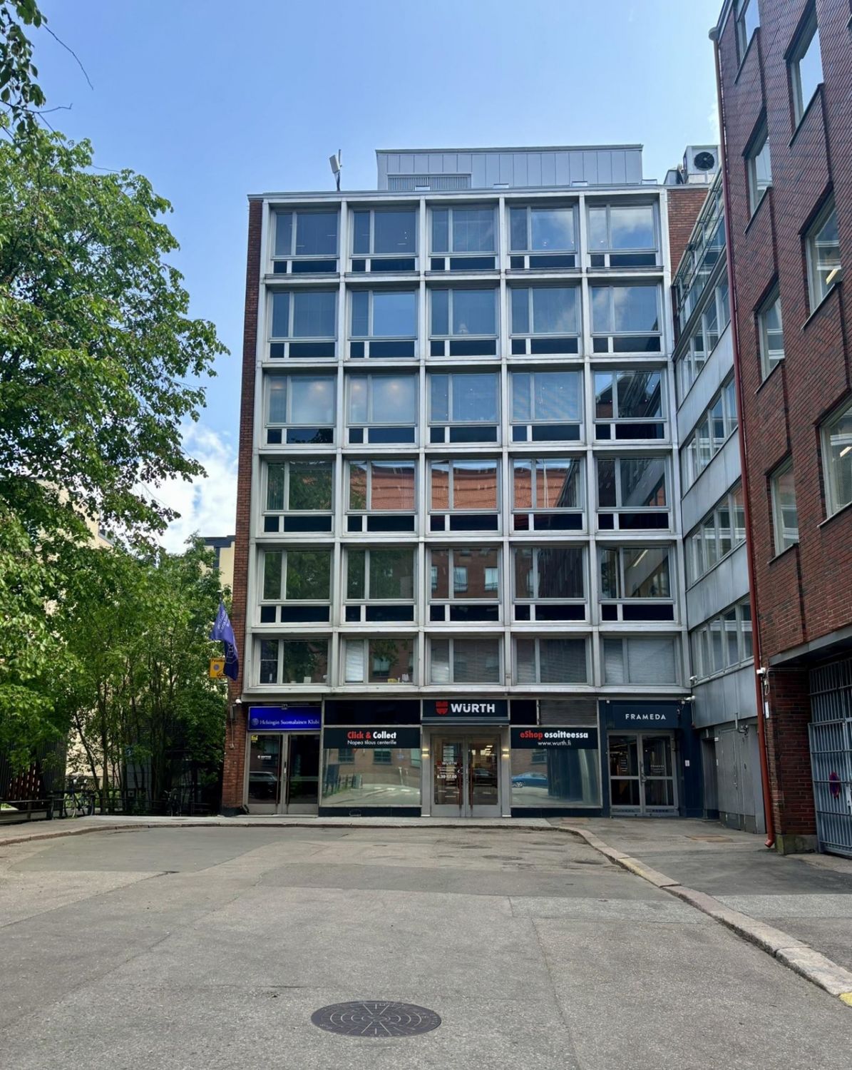 Vuokrattavana toimistotila Kampin ytimessä, Helsingin Suomalaisen klubin talossa.Tarjolla on noin 370 m² toimistotilaa erinomaisella sijainnilla Kampissa, rauhallisella Kansakoulukujalla - aivan ydinkeskustan palveluiden ja liikenneyhteyksien äärellä, mutta silti suojassa vilkkaimmalta liikenteelt...