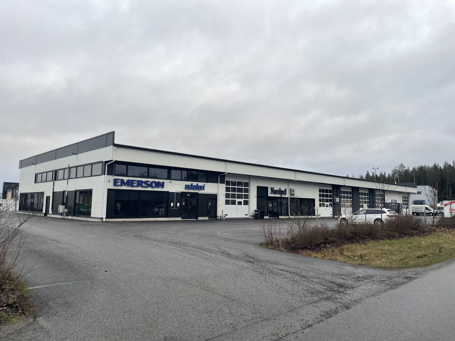 Pirkkalan Linnakalliosta, uutta vastaava tuotanto- varastotila. Hallitila korkealla sähköisellä nosto-ovella. Kaikkiaan lattiapinta-alaa noin 87m2.Tila on noin 14 metriä pitkä ja tilaan pääsee ajamaan korkeallakin ajoneuvolla. Tilassa on lattiakaivo. Rakennus lämpiää maalämmöllä. Vuokraan sisälty...