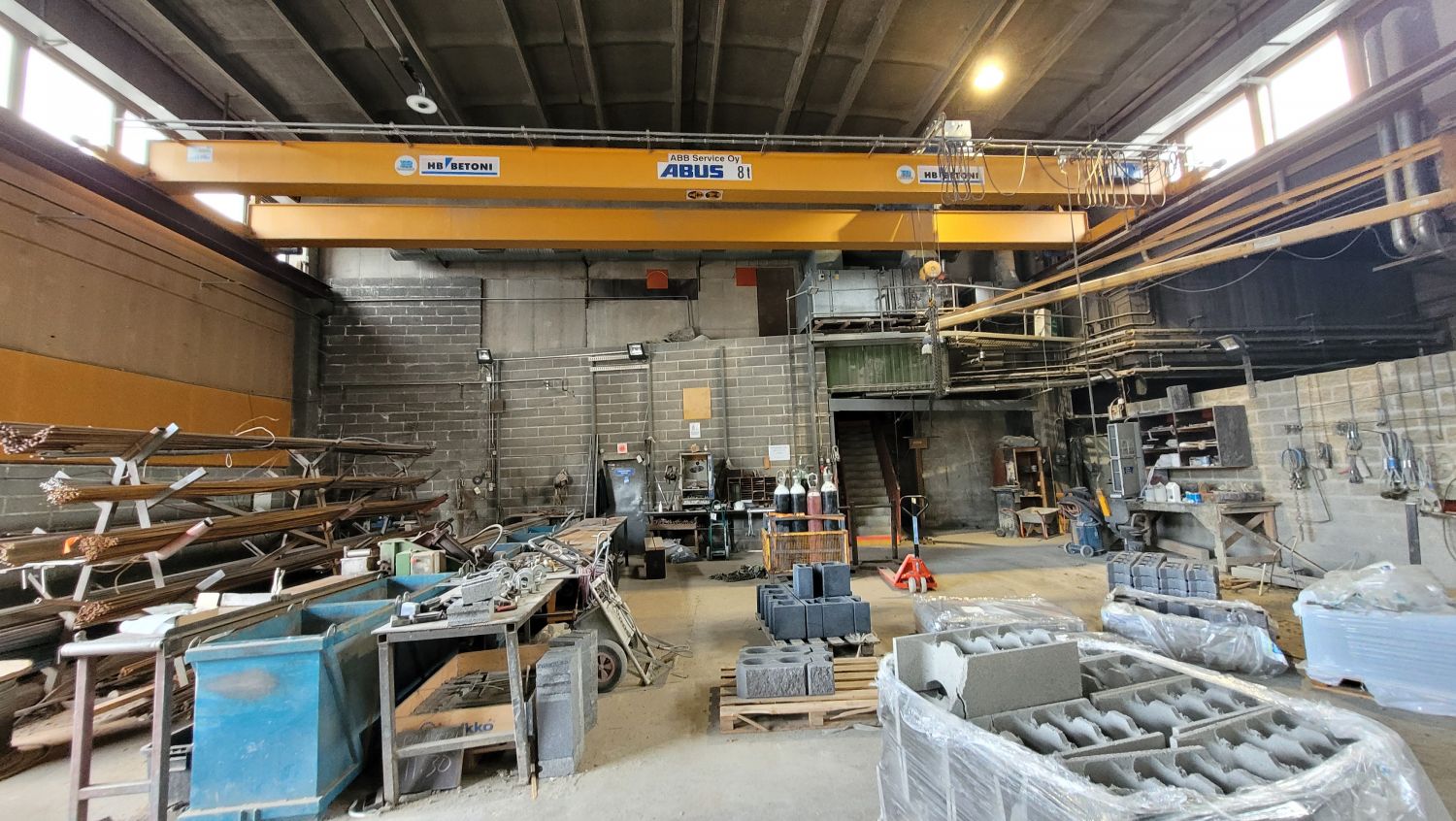 Hallitila ja siltanosturi