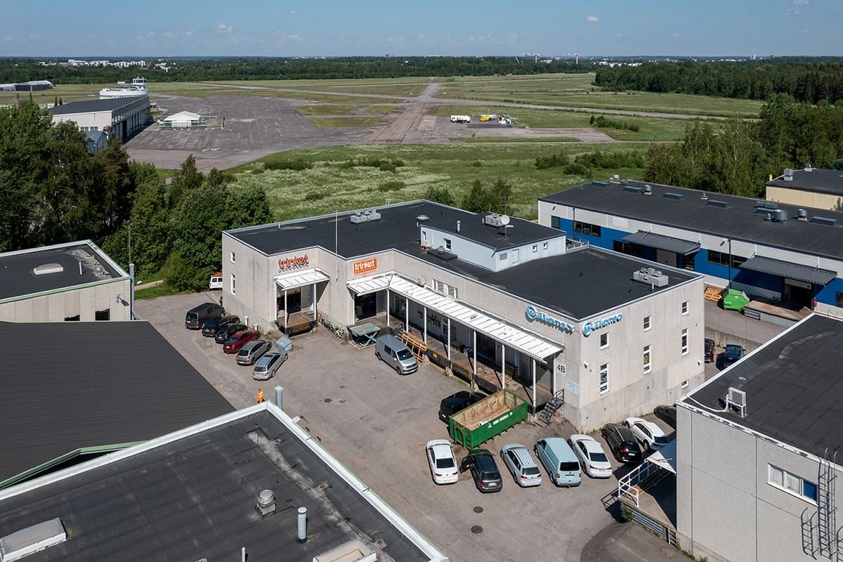 Vuokrataan Helsingin Tattarinsuolta ensimmäisen kerroksen 354 m² varasto-/tuotanto-/työtila. Tilaa voidaan muokata tarpeiden mukaisesti.Keskeisen sijaintinsa ansiosta kiinteistöön on helppo saapua ja logistiikalle on tilavat lastauslaiturit, sekä nosto-ovet.Kysy rohkeasti lisätietoja ja sovitaan...