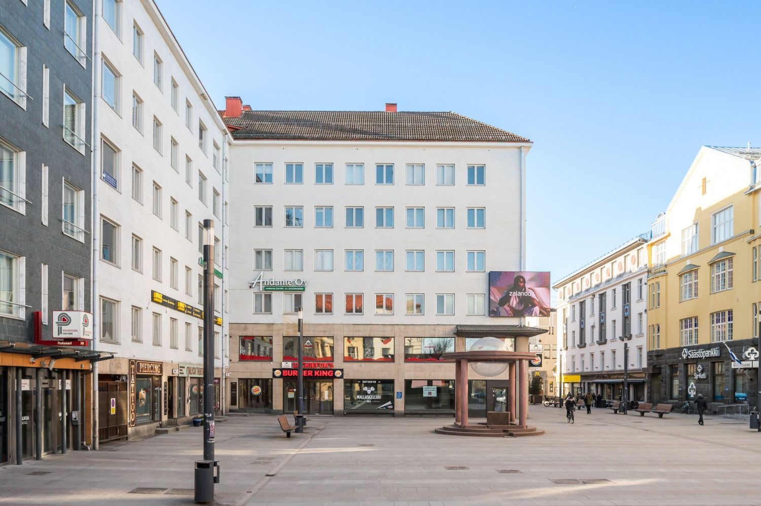 Vuokrataan 3. kerroksen siistikuntoinen toimistohuone Oulun Rotuaarilta Kirkkokatu 17 B 16.Huoneisto saneerattu kauttaaltaan 2020.Huoneistossa on 1 toimistohuone lasiseinällä ja liukuovella sekä pienempi huone minikeittiövarustuksella.Led- valaistus.Rakennuksessa on hissi.Vuokra 690e/kk (+ al...