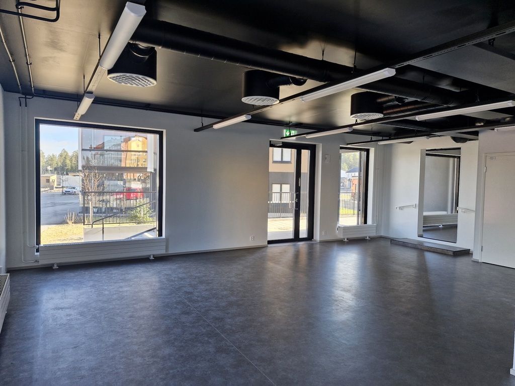 Uutta modernia liiketilaa Tuusulan Puustellinmetsässä.Tämä valoisa 82,5 m² liiketila sijaitsee kiinteistön katutasossa. Tila on avara ja siihen kuuluu oma keittiöpiste ja wc-tila, jossa on myös suihku. Tila on pohjakuvassa Liiketila 2.Rykmentin puistotie 34 on vuonna 2024 valmistunut asuintalo, ...