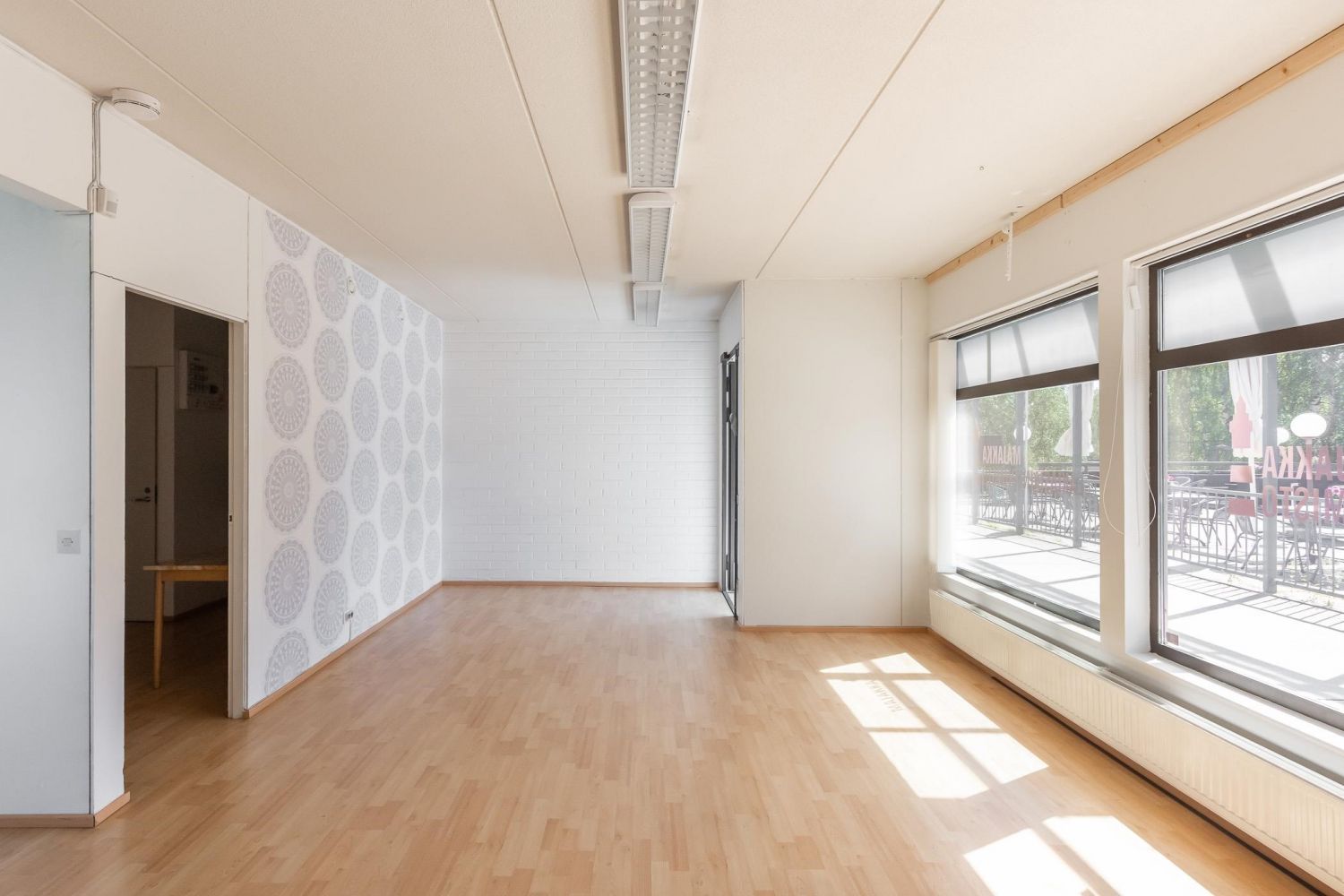 Siisti toisen kerroksen liikehuoneisto/toimisto Ylöjärven keskustasta hyvien yhteyksien varrelta. Huoneistossa on tuulikaappi, taukohuone keittionurkalla, vessa ja avotila.Vuokrapyynti 550€/kk. Vuokraan sisältyy lämmitys ja vesi. Vuokralainen ottaa oman sähkösopimuksen. Tila ei ole arvonlisäverove...