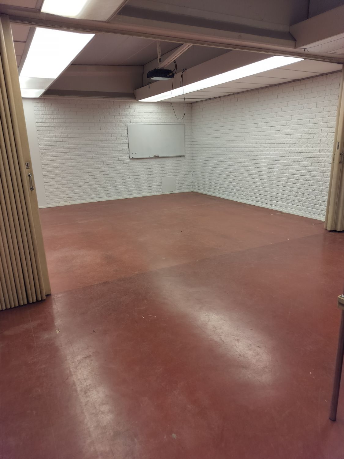 Tilat soveltuu esim. kerhotoimintaan, askarteluun, bänditiloiksi, toimisto-kokoustilaksi. Ei vuokrata ravintolaksi tai baariksi.Pienempi tila pihan puolella n. 60 m2, isompi tila kadunpuolella n. 95 m2.Voidaan vuokrata yhdessä tai erikseen. Tiloissa on WC ja vesipisteet.