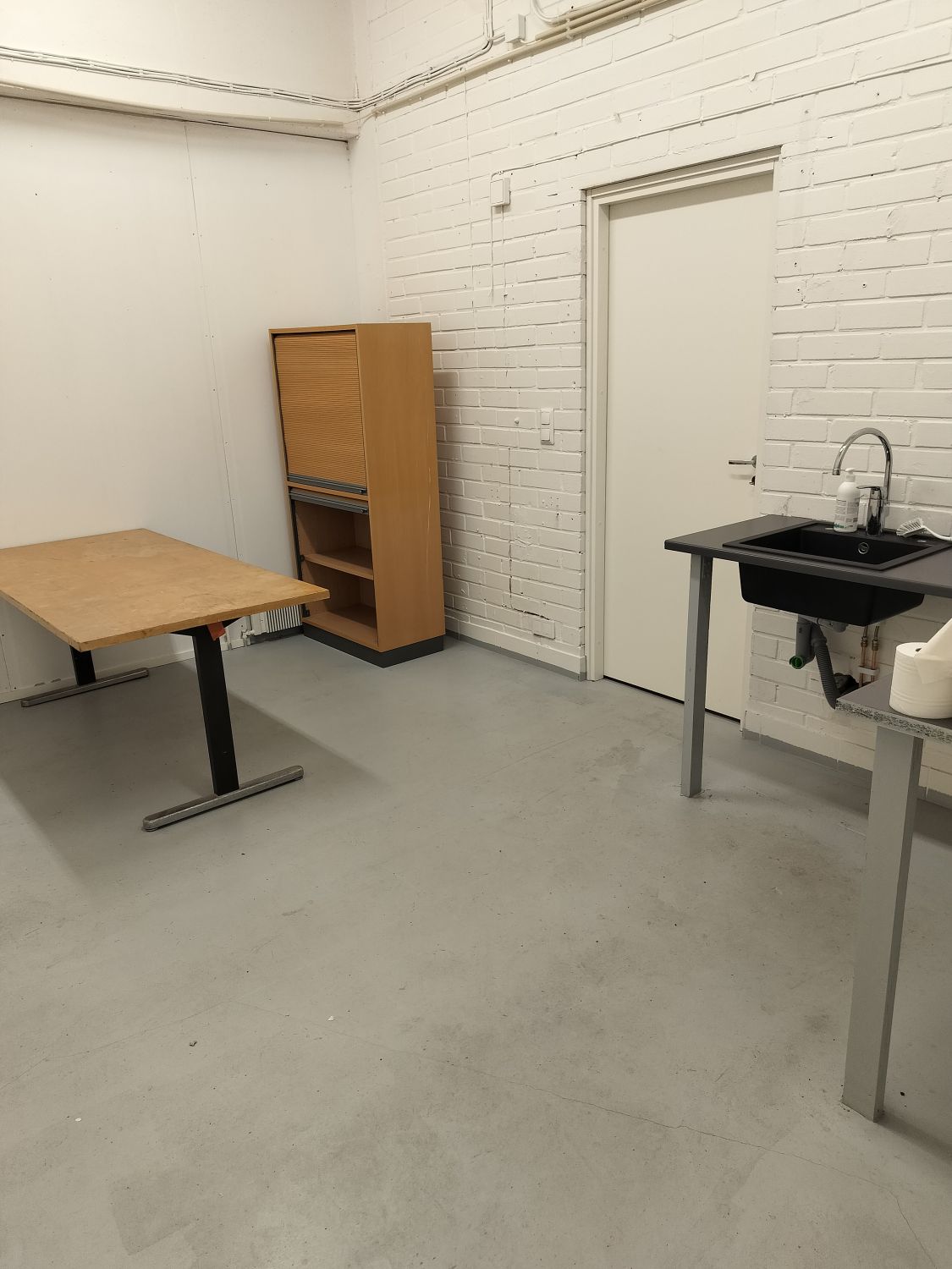 Kahvihuone jonka ja takana 20 m2 varasto