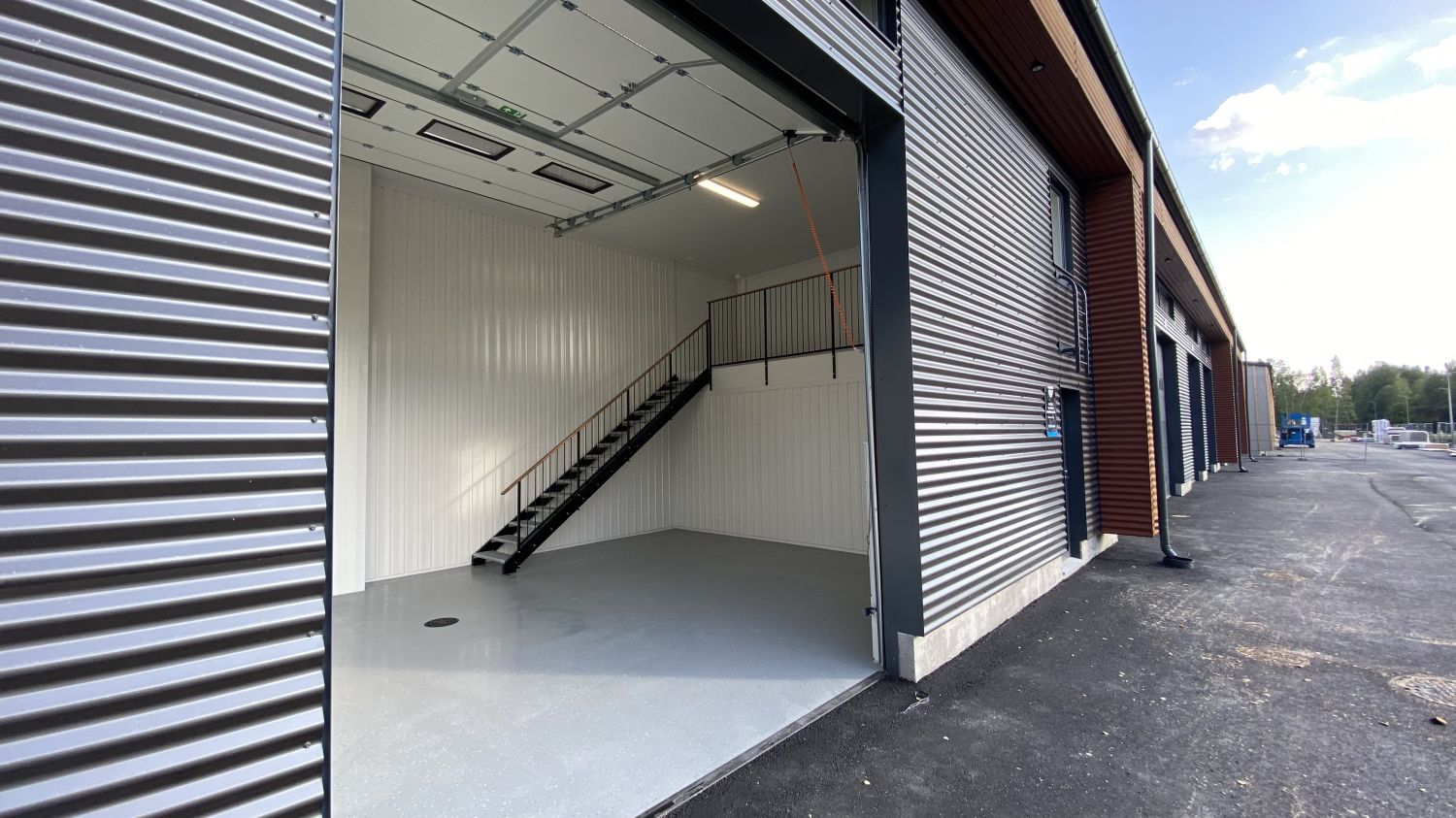 Tilakuva ulkoa sisälle päin