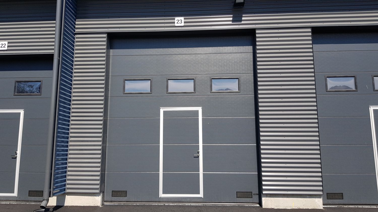 Sähköinen nosto-ovi ulkoa