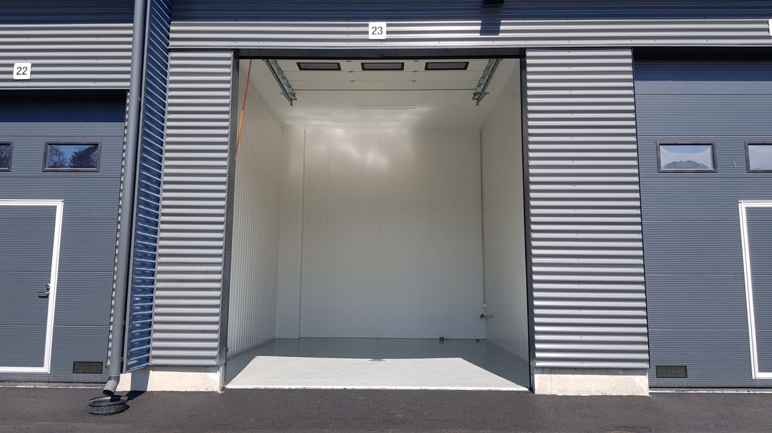 Tilakuva ulkoa sisälle päin