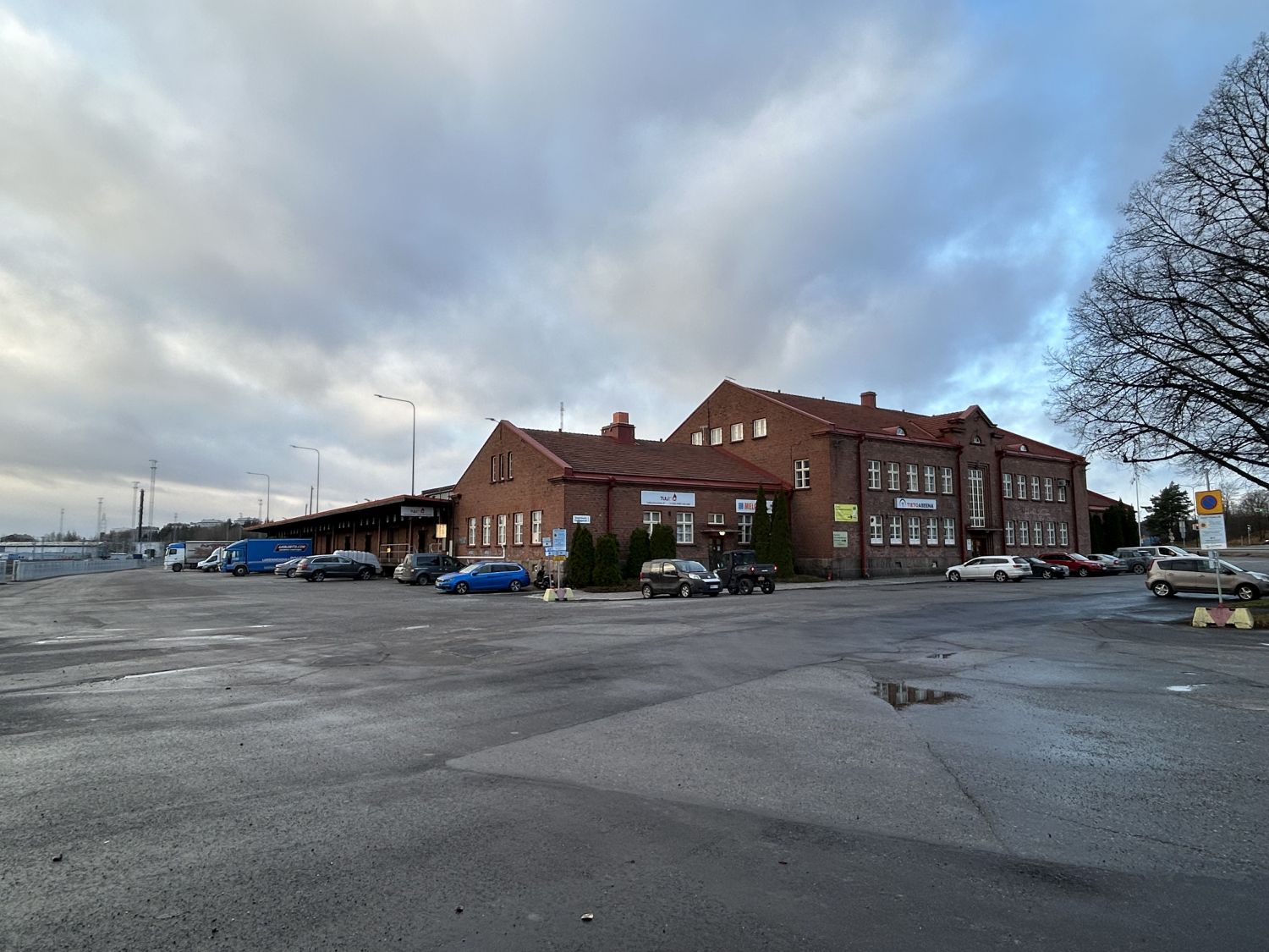 Vuokrattavana Turun entisellä tavara-asemalla kylmää varastotilaa laituritasossa. Tilat ovat jaettavissa tarpeen mukaan. Erinomainen sijainti ja sujuvat kulkuyhteydet. Kohde soveltuu varastointi- ja logistiikkakäyttöön. Samasta rakennuksesta on mahdollisuus vuokrata myös työhuoneita, joiden yhteydes...