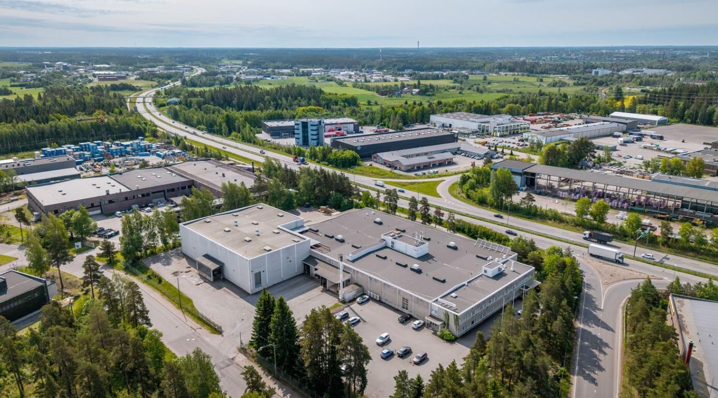 Vuokrattavana varasto-/tuotantotilaa, jossa on pieniä toimistokoppeja.