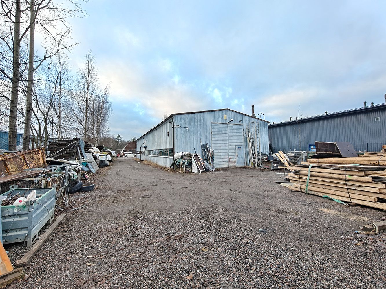 Keskeisellä sijainnilla iso teollisuushalli myytävänä Helsingin Tattarisuolla!