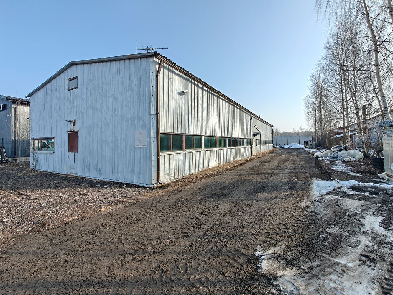 Keskeisellä sijainnilla iso teollisuushalli myytävänä Helsingin Tattarisuolla!