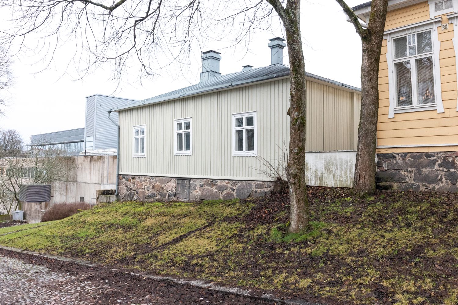 Uniikki toimitila historiallisessa puutalossa TurussaTarjolla on noin 108 m² toimitila historiallisessa Axelian puutalossa Yliopistonmäen kampusalueen kupeessa Turussa. Rakennus on säilynyt lähes alkuperäisessä kunnossa, mikä tuo tilaan ainutlaatuista luonnetta ja tarjoaa mahdollisuuden muokata ym...