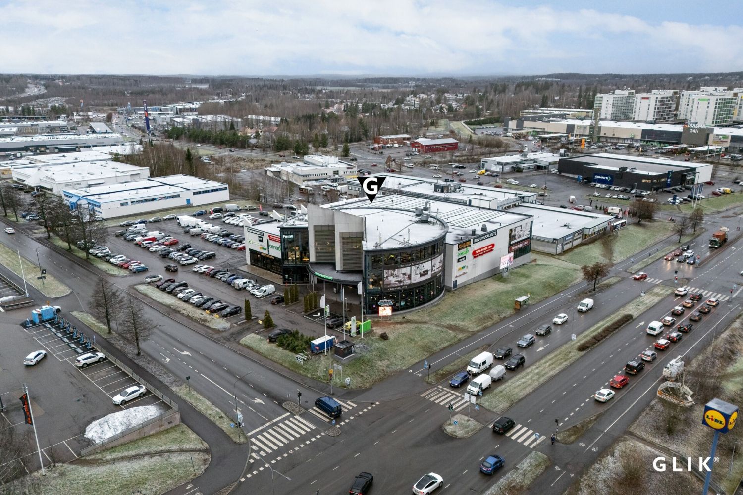 Rakennus on vilkkaalla liikepaikalla