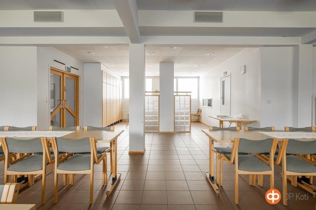 Hankasalmen asemalla, rautatieaseman läheisyydessä, siistikuntoinen harrastetila vapautumassa seurakunnan käytöstä. Tilava sali on jaettavissa kevyillä väliseinillä. Lisäksi erillinen kerhohuone sekä keittiö, josta löytyy ammattikäyttöön tarkoitetut varusteet sekä erillinen kylmiö. Kaksi wc-tilaa ja...