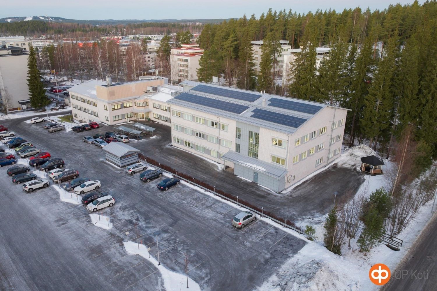 Nyt vuokrattavissa siistikuntoista toimistotilaa hyvällä sijainnilla Kangasvuoressa!Vuokrattavia tiloja on tarjolla kolmessa kerroksessa asiakkaan tarpeen mukaan aina 1200 neliöön saakka. Tilat koostuvat avokonttoritiloista, erillisistä neuvottelu- ja toimistohuoneista ja wc-tiloista. Tilat ovat j...