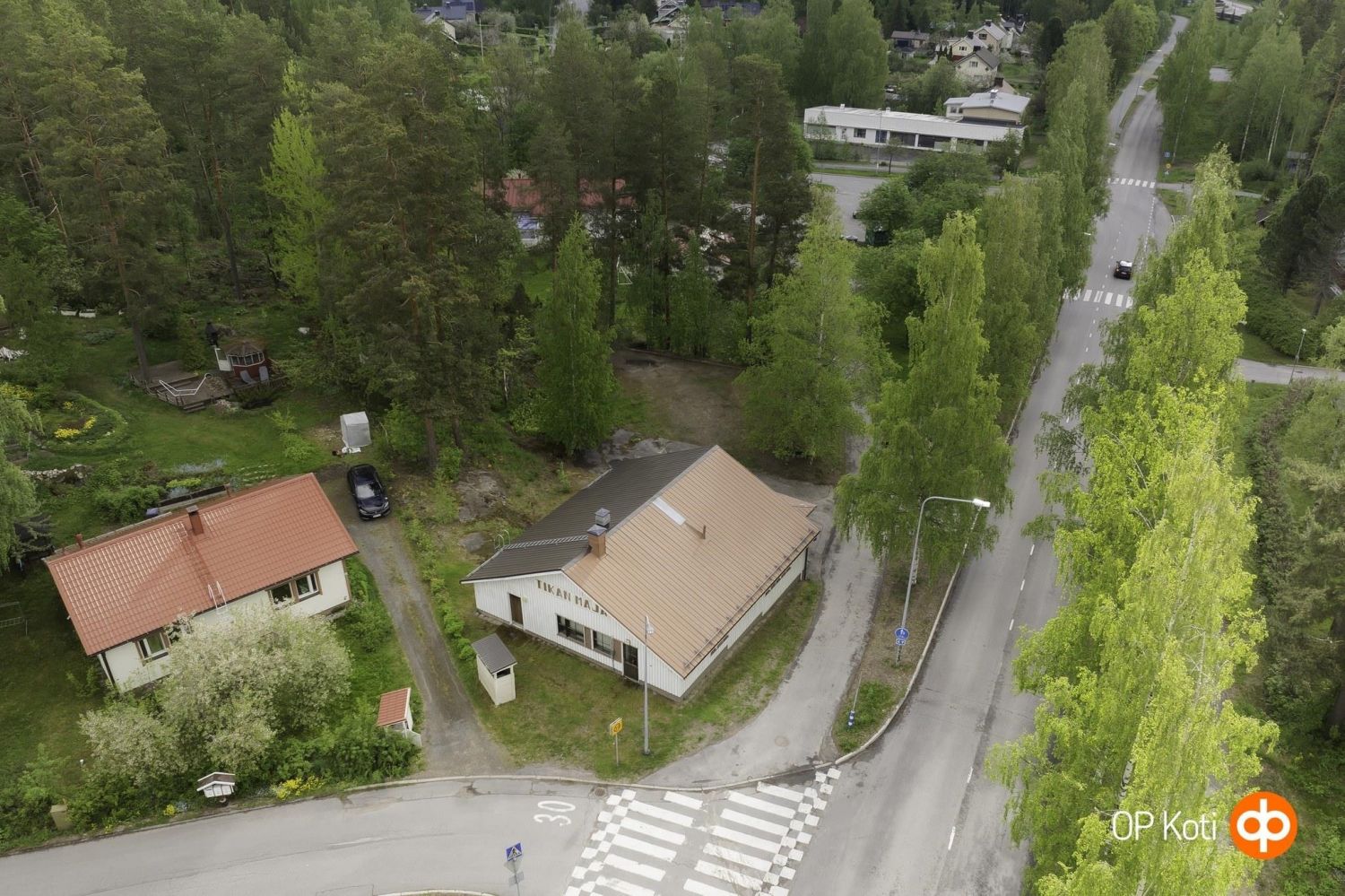 Kivalla paikalla, keskellä vehreää Tikan aluetta, myytävänä 1419 m2 tontti rakentajalle. Rakennusoikeutta tontilla on 40...