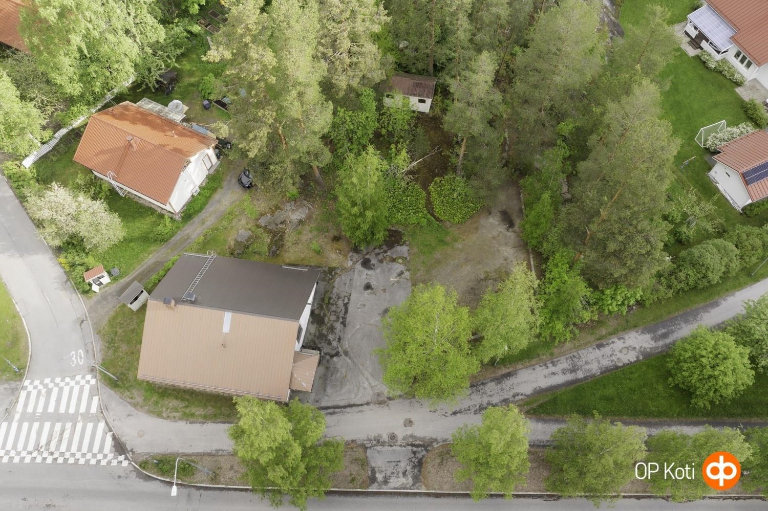 Kivalla paikalla, keskellä vehreää Tikan aluetta, myytävänä 1419 m2 tontti rakentajalle. Rakennusoikeutta tontilla on 40...