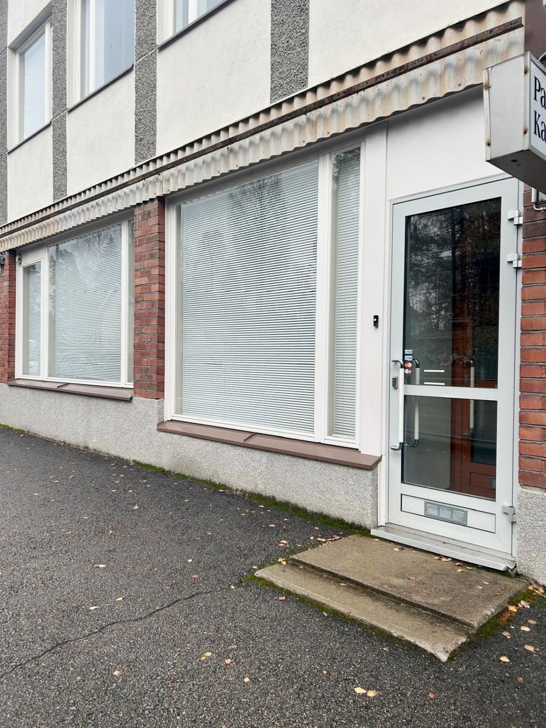 Moneen käyttöön soveltuva, siistikuntoinen 93,5 m2 katutsaon liiketila. Huoneisto koostuu kolmesta erillisestä huoneesta, joiden lisäksi löytyy taukotila ja erillinen wc. Sisääntulon yhteydessä olevaa avaraa tilaa on lisäksi mahdollista rajata kevyellä väliseinällä.Näpsäkkä sijainti Kypärämäessa, ...