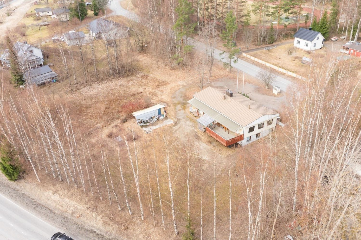 Muuramen keskustan palvelujen äärellä oleva tila-muotoinen kiinteistö, jossa rakennusoikeutta vaikka paritalolle. Kaavamerkintä AL laajentaa käyttömahdollisuuksia asuin- liike- ja/tai toimistorakennuksiin.Kiinteistöllä on vanhat, kuntonsa puolesta purkua vailla olevat rakennukset. Ostaja vastaa ra...