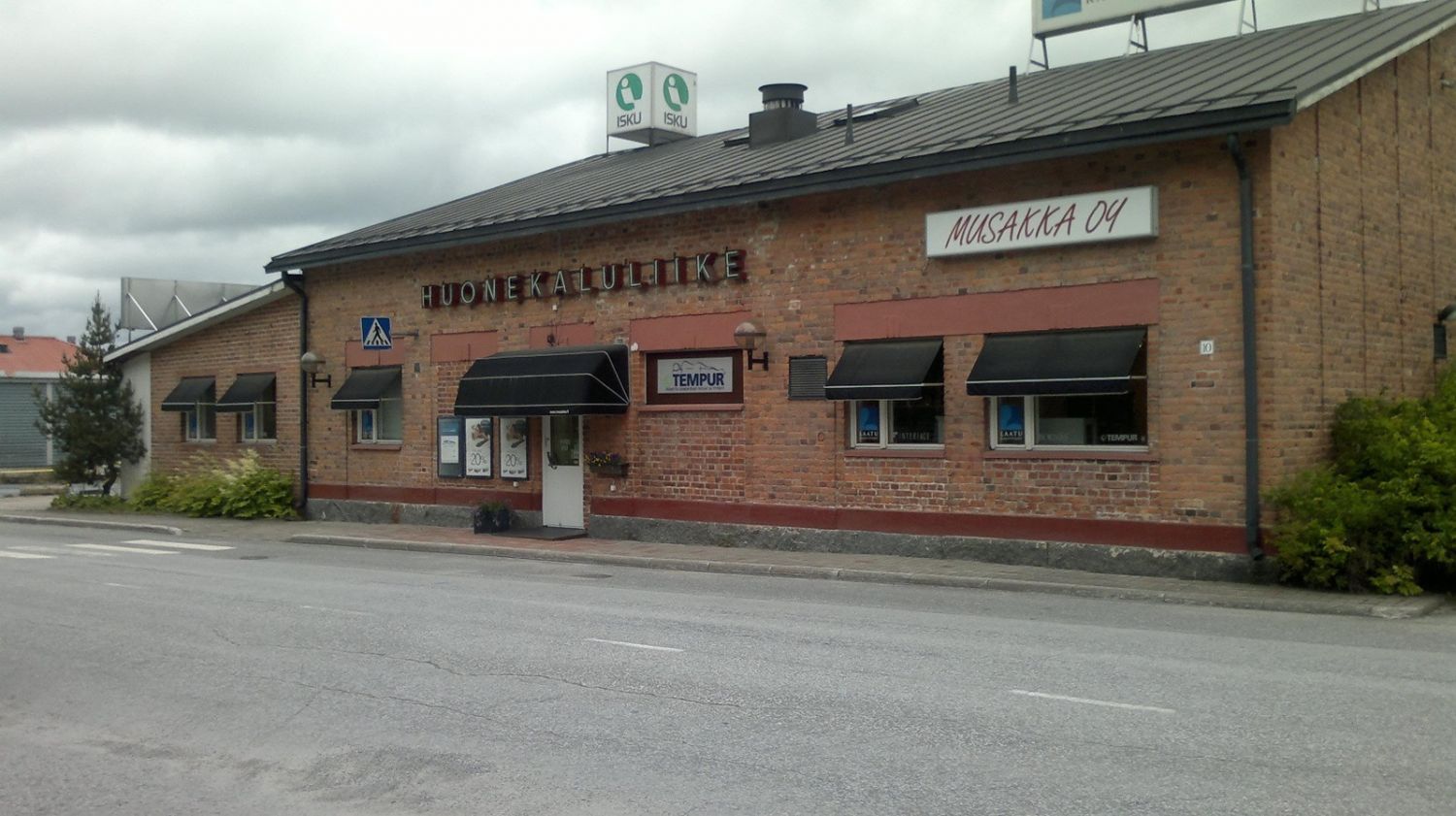 Myydään vilkkaalta paikalta Keuruun Tervan alueelta kulttuurihistoriallisesti merkittävä rakennuskokonaisuus. Päärakennus on 1920-luvun täystiilirakenteinen, alunperin tislaamo, sittemmin entinen meijeri, joka on muutettu nykyiseen liiketilakäyttöön. Tiloissa on viimeksi toiminut huonekaluliike. Til...