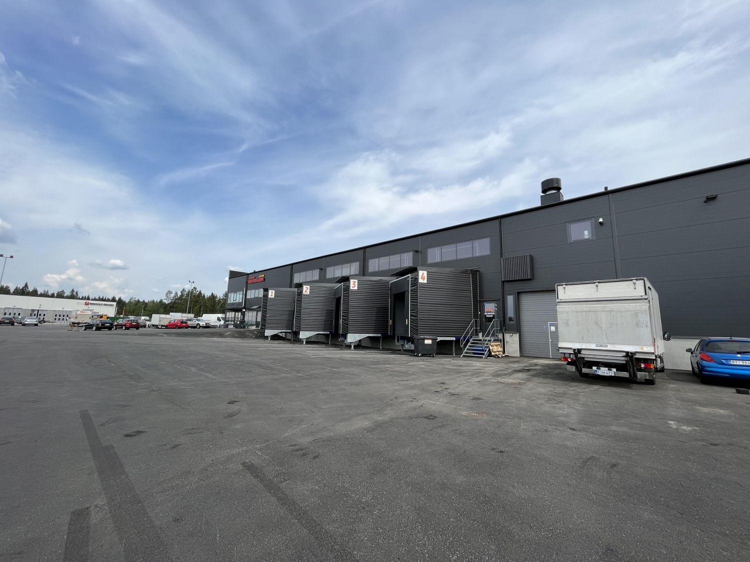Nyt vuokrattavissa v. 2022 valmistuneesta rakennuksesta nykyaikaista viimeisen päälle terminaalitilaa. Pinta-alahaarukka n.120-240 m2. Eurolavapaikkoja 52+36 kpl, lastaussilta, erill käyntiovi. Mahdollista ostaa terminaali-/varastointipalvelut. Sommitellaan tästä hyvä ja toimiva kokonaisuus yritysto...