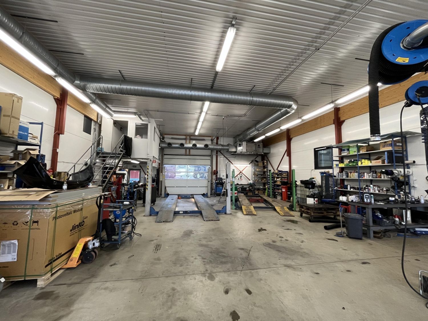 Nyt tarjolla laadukas korjaamohallitila. Läpiajettava, v. 2016 valmistunut korkea halli nosto-ovin. Toisessa kerroksessa wc ja minik. Korjaamovarusteiden käytöstä sovittavissa erikseen. Reilu asfaltoitu piha-alue käytössä. Ilmalämpöpumppu lämmitys lattialämmityksenä. Sovi esittely. Vuokrataan määräa...