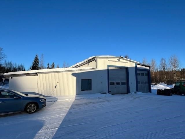 Äänekosken Teollisuukadulla v. 1980-luvun puolivälissä rakennettu hallirakennus. Läpiajettava hallitila n. 225 m2 (kork.n.5m). Lisäksi matalampaa lämmintä halli-/varastotilaa n. 160 m2 sekä n.80 m2 sos./toimistotilaa. Rakennuksen kupeessa vielä avokatos ja kylmä varasto (yht. n.110m2)Lämmitys sähköp...